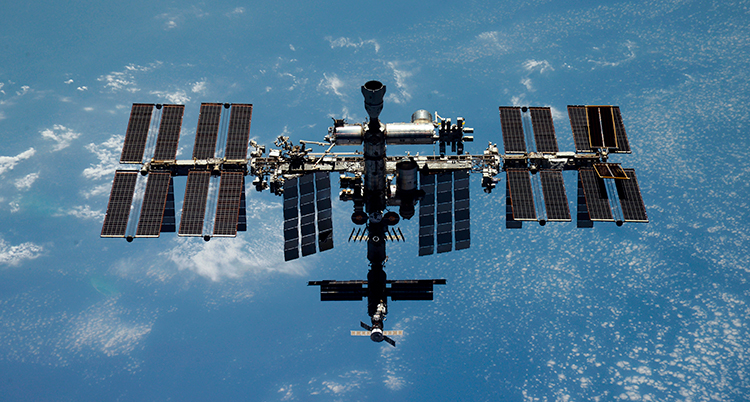 ISS svävar i luften.