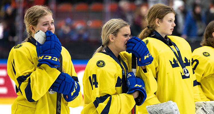 De har hockeykläder. De är ledsna.