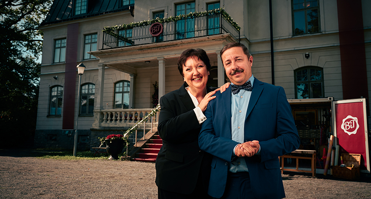 De står bredvid varandra framför ett hus.