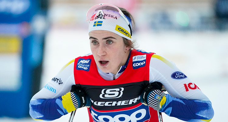 Hon hänger på stavarna och ser trött ut.