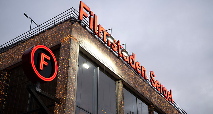 Ett hus med Filmstadens skyltar på taket.