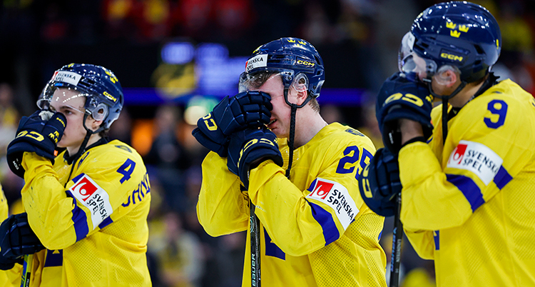 Tre spelare hänger på klubborna, en gråter.