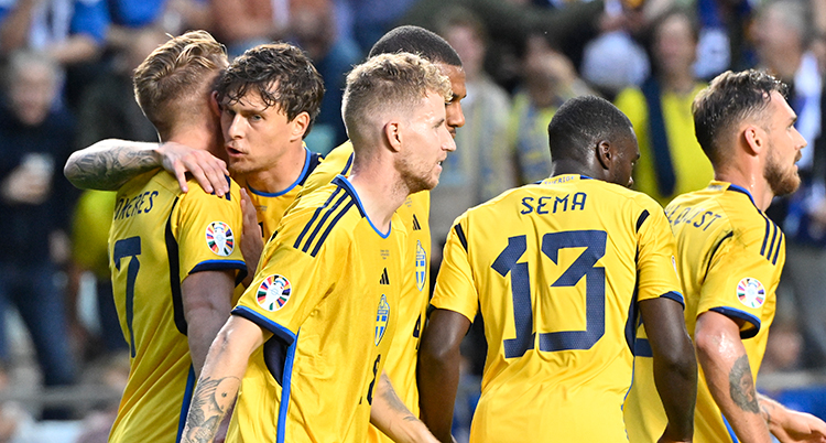 Spelare i landslaget kramar om varandra efter ett mål.