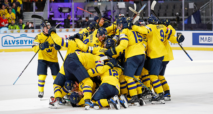 De står och håller om varandra i en stor grupp på isen.