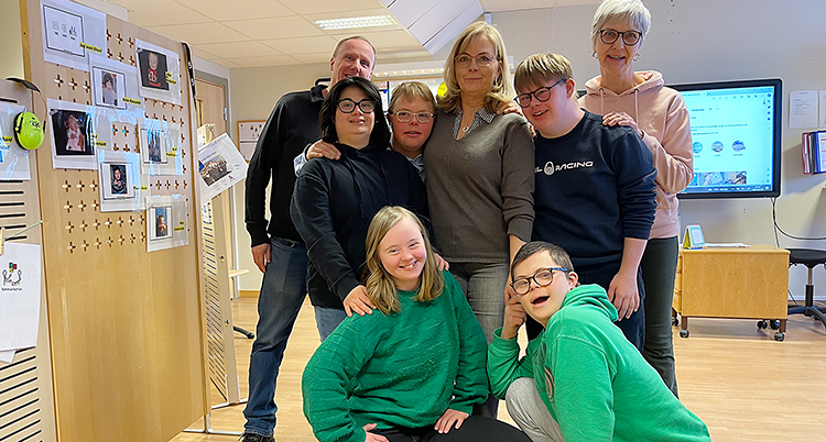 En gruppbild i klassrummet.