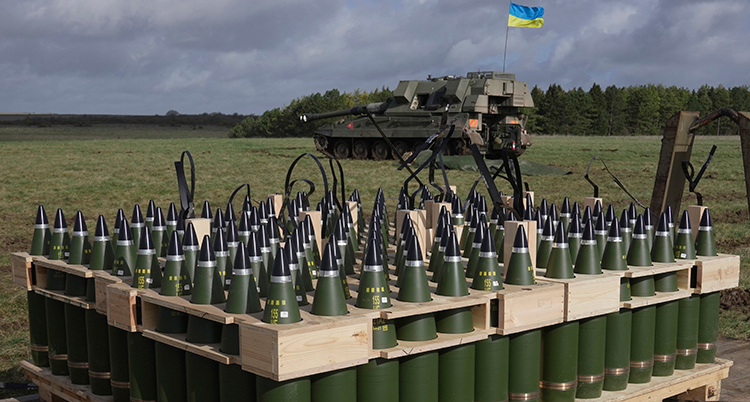 En pall med granater på ett övningsfält för militärer.