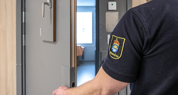 En dörr öppnar ett rum där en fånge bor.