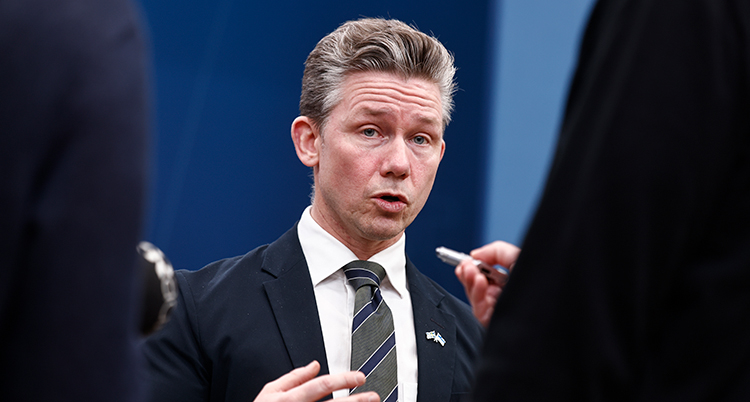Pål Jonsson pratar.