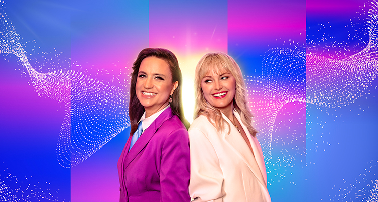 Petra och Malin rygg mot rygg. De ler.