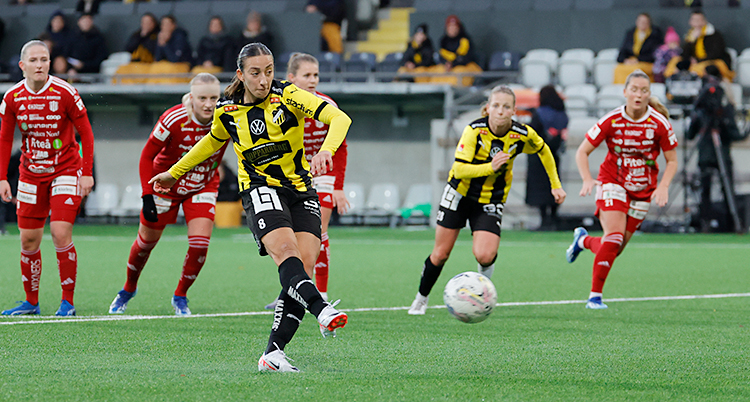 Från en match i fotboll. Rosa Kafaji skjuter en straff.