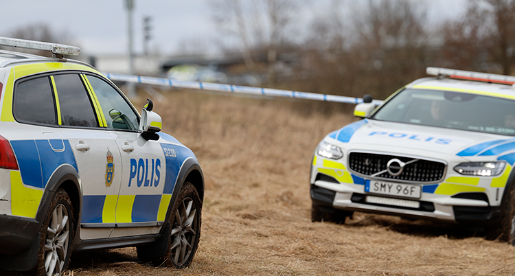 Polistejp stänger av platsen. Delar av två bilar syns.