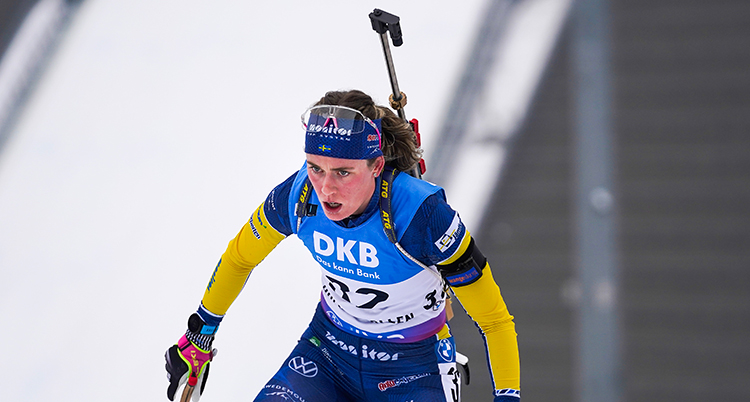 Öberg åker och ser trött ut.
