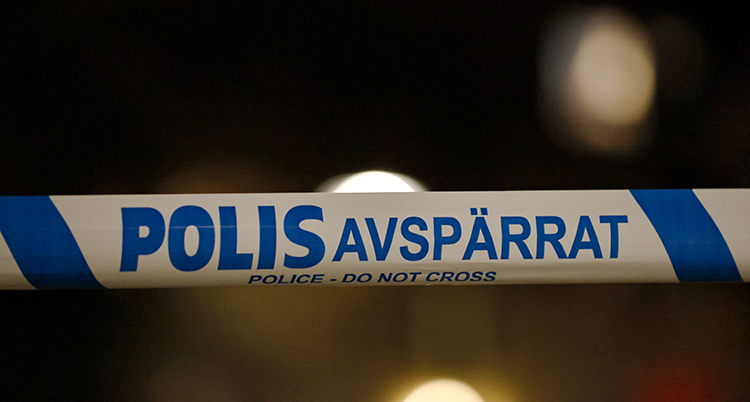 Ett band där det står Polis avspärrat.