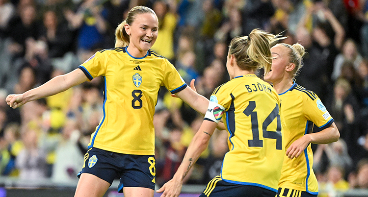 Svenska spelare jublar efter ett mål i fotboll.