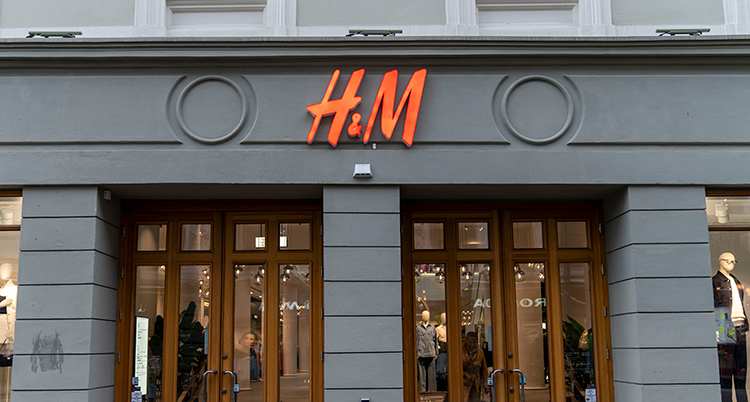 En bild på en affär. H&Ms skylt står i rött.