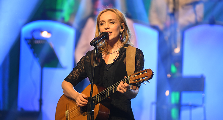 Lisa Ekdahl sjunger och spelar på en gitarr.