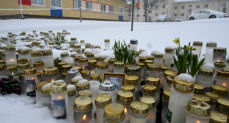 Ljus på nära håll. Det är snö runt ljusen.