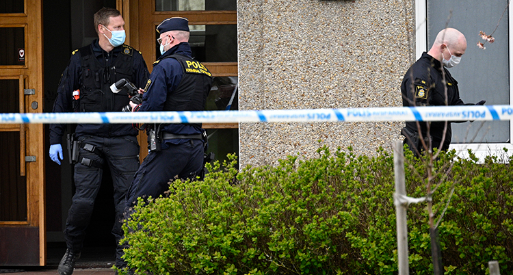 Polistejp sitter uppe framför husets dörr.