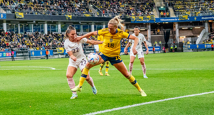 Två spelare kämpar om bollen.