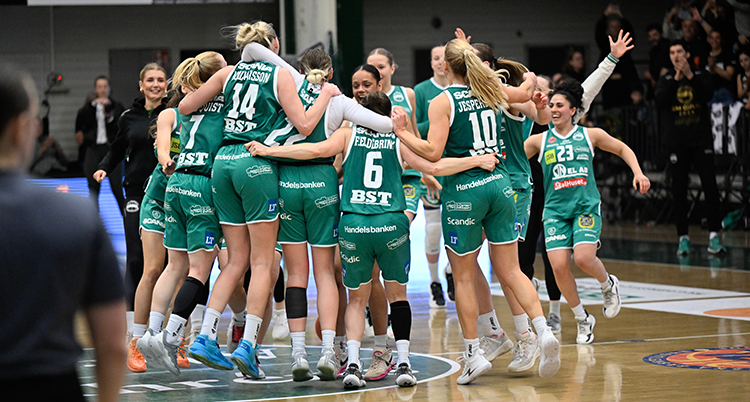 Spelarna kramas efter matchen.