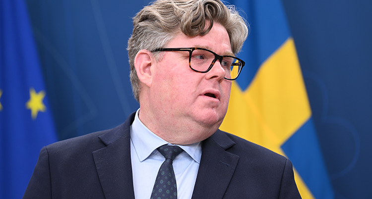 Ministern tittar åt sidan.