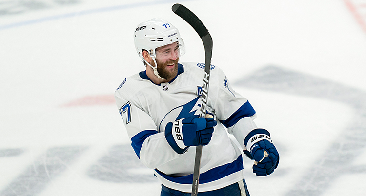 Victor Hedman är glad efter ett mål i ishockey.