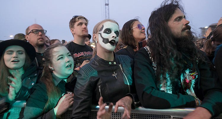Folk som står längst fram i publiken på en konsert.