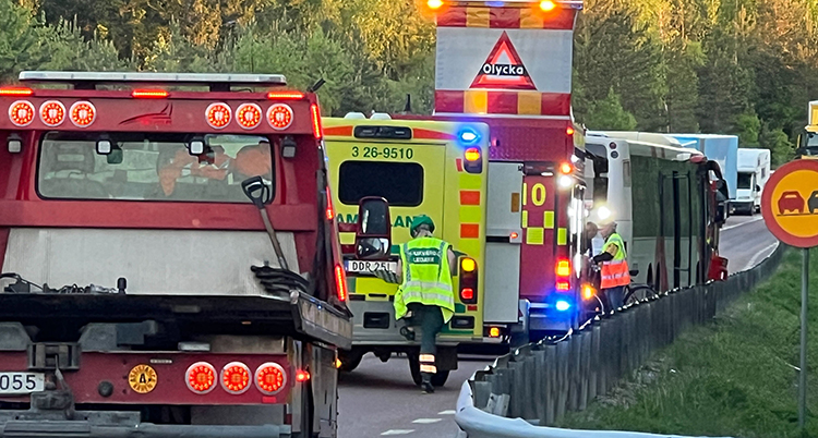 Kö på vägen med flera bilar. Ambulans, brandbilar och buss.