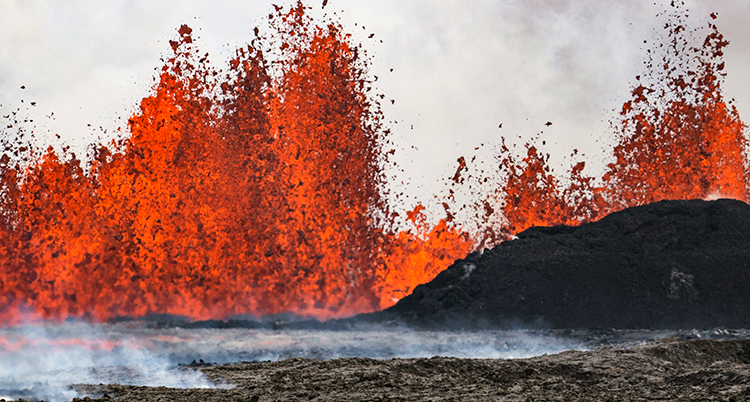 Orange lava sprutar upp ur marken.