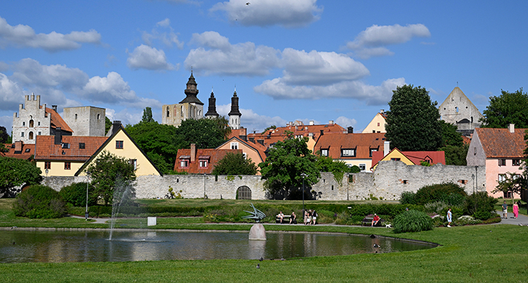 En bild på Visby, längst fram är ringmuren.