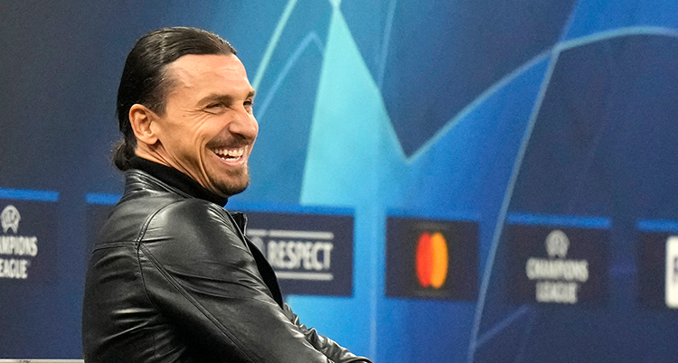 Zlatan har vanliga kläder på sig och skrattar.