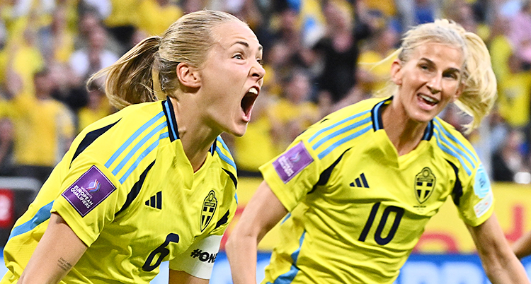 Två spelare i fotboll som springer och jublar.