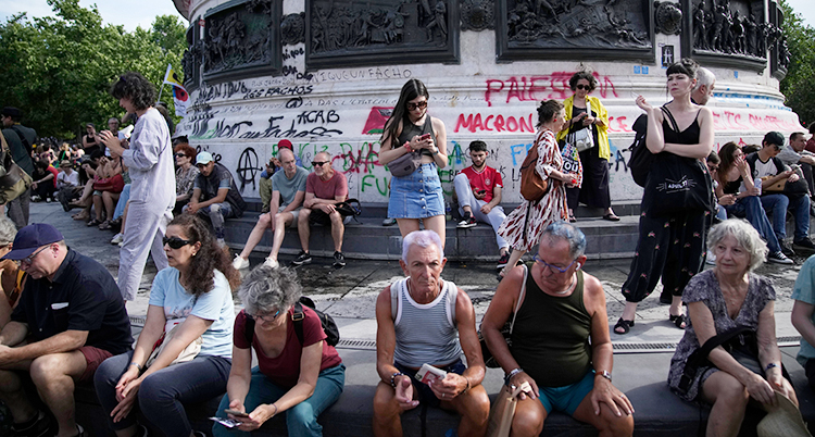 Massa människor har samlats på ett torg i staden Paris.