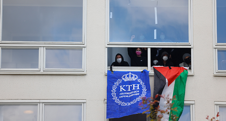 De har hängt ut två flaggor från ett fönster. Den ena är blå där det står KTH folkmord och vapenlobbyism. Den andra är Palestinas flagga i rött, vitt, grönt och svart.