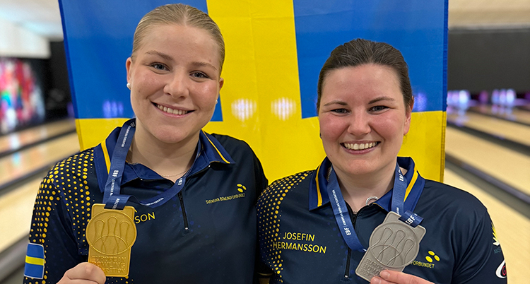 De är glada och visar upp sina medaljer. Bakom finns en svensk flagga.