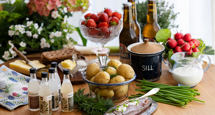 Ett bord med midsommarmat.