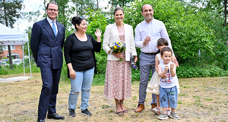 Kronprinsessan Victoria och prins Daniel med en familj.