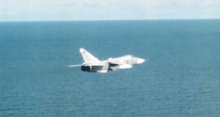 Ett flygplan flyger över havet