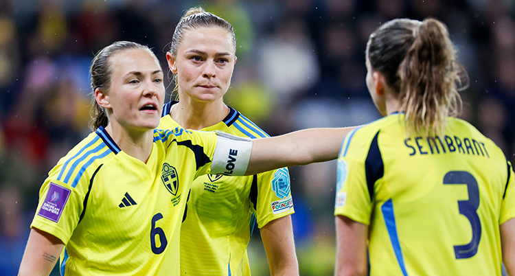 De pratar med varandra under en match.