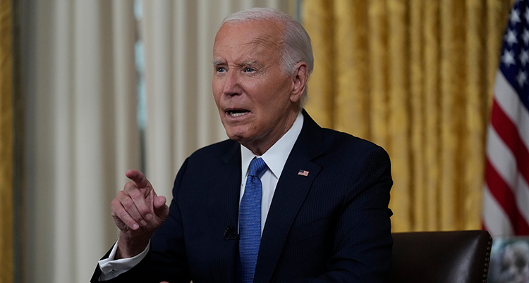 Biden pratar och lyfter ett finger.
