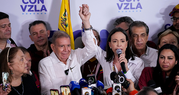Maduro vinkar till folk.