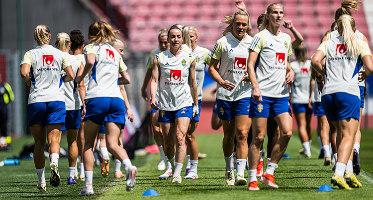 Många spelare springer på olika håll. Kosovare Asllani syns rakt fram i mitten.