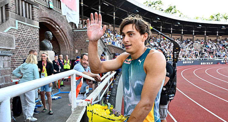Duplantis stpr på en arens och vinkar.