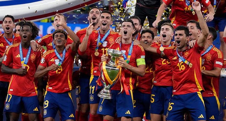 De är många som jublar, i mitten håller en spelare en stor pokal.