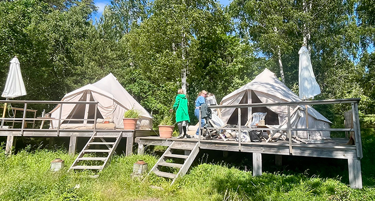 Två tält på ett trädäck