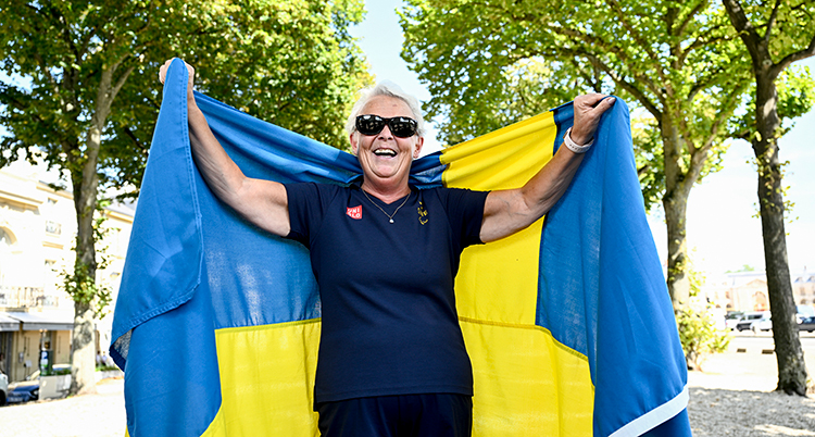 Jakobsson håller upp en stor svensk flagga.