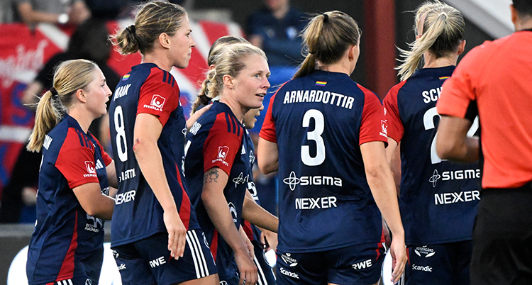 En grupp spelare står tillsammans under en match.