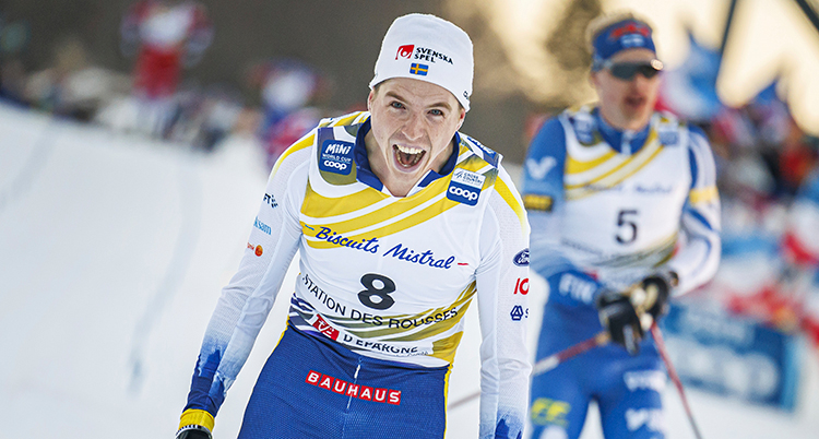 Glad manlig skidåkare.