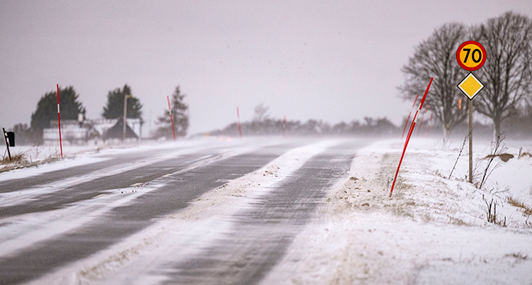 Väg med snö och is.