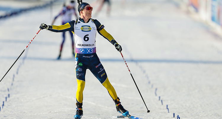 Skidåkare åker över mållinjen.